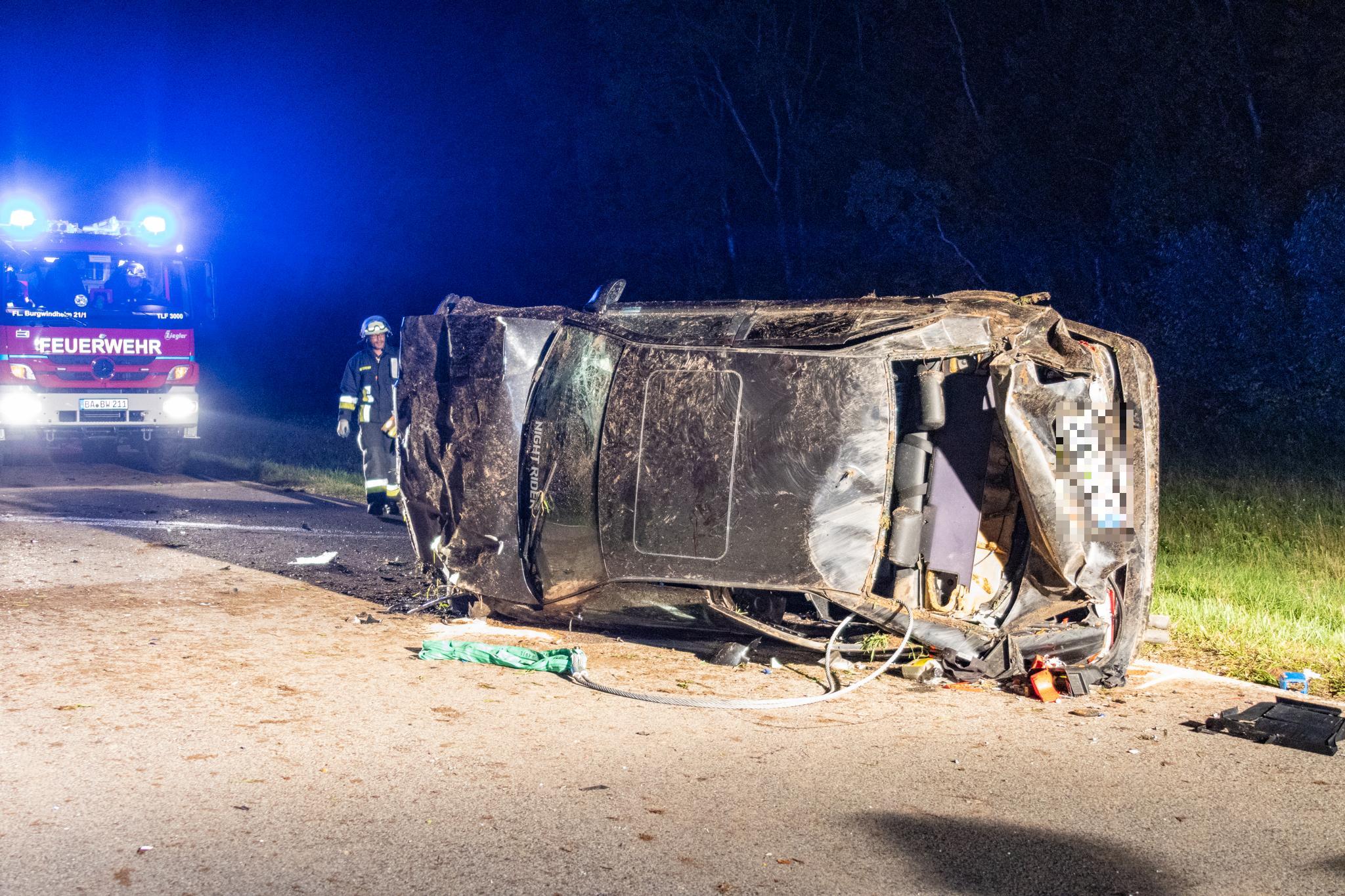Auto-berschl-gt-sich-mehrfach-Schwerverletzter-befreit-sich-und-w-hlt-Notruf