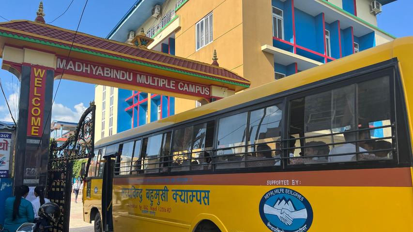 Einer der neuen Schulbusse des Madhyabindhu Multiple Colleges im Einsatz.