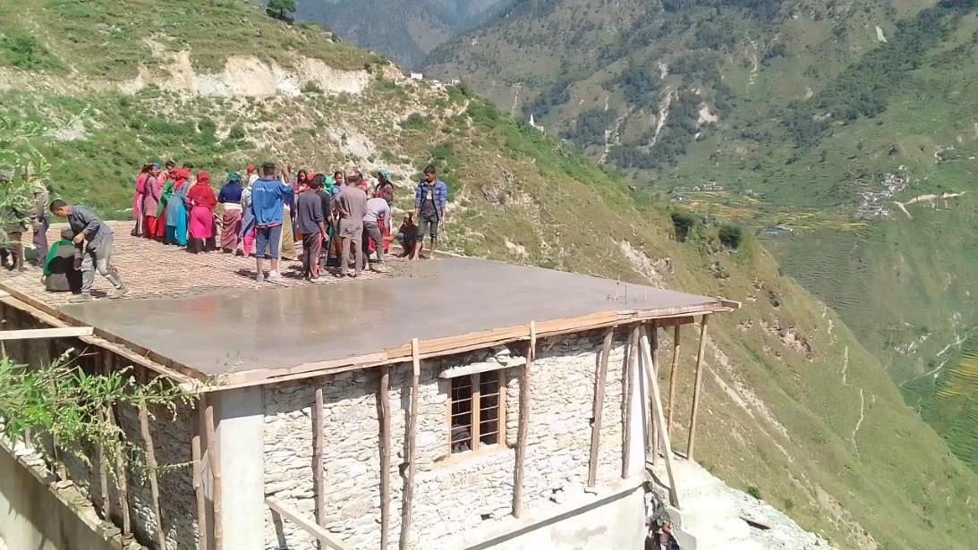 Die entlegenste Wirkungsstätte der Nepalhilfe Beilngries:  Betonierarbeiten am ersten Schulgebäudetrakt in Tanakot/Humla.
