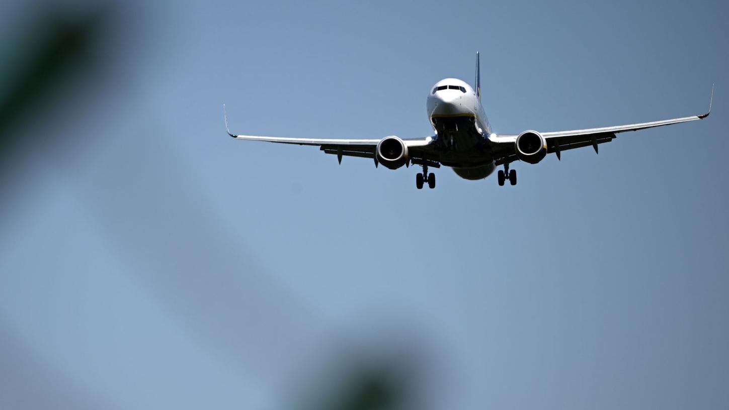 Weil ein Mann randalierte und mehrere Menschen bedrohte, musste ein Flugzeug in Bayern zwischenlanden. (Symbolbild)