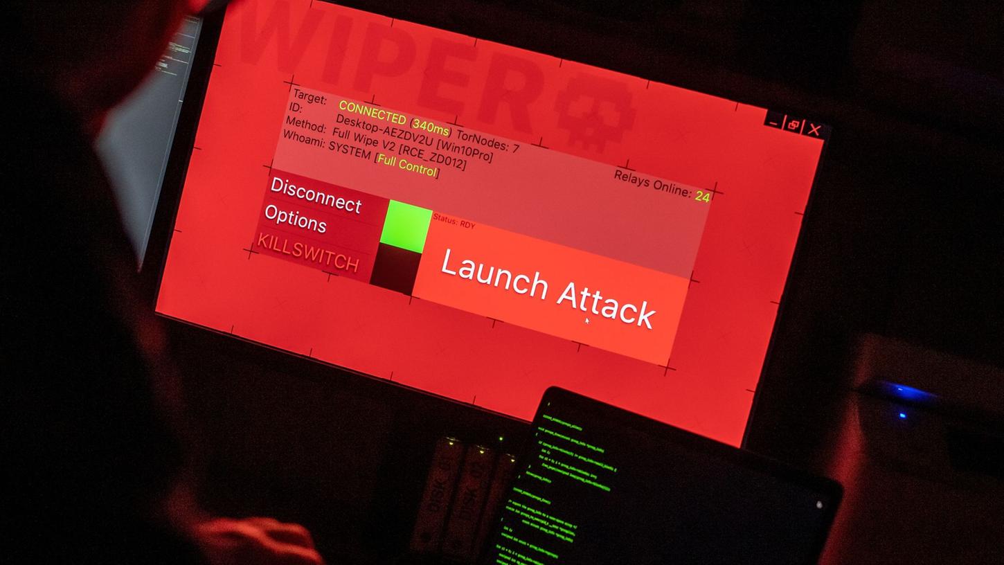 Ein Mann sitzt vor Bildschirmen, die Hacker-Programme und eine fiktive Fernrösch-Software (Wiper) zeigen. Die Gefahr der Online-Erpressung wird nach Einschätzung der Allianz in den nächsten Jahren zunehmen. Ein Mann sitzt vor Bildschirmen, die Hacker-Programme und eine fiktive Fernrösch-Software (Wiper) zeigen. Die Gefahr der Online-Erpressung wird nach Einschätzung der Allianz in den nächsten Jahren zunehmen.
