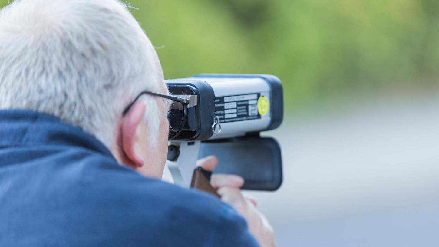 Mit einer Laserpistole maß die Polizei die Geschwindigkeit in Beilngries (Symbolbild).