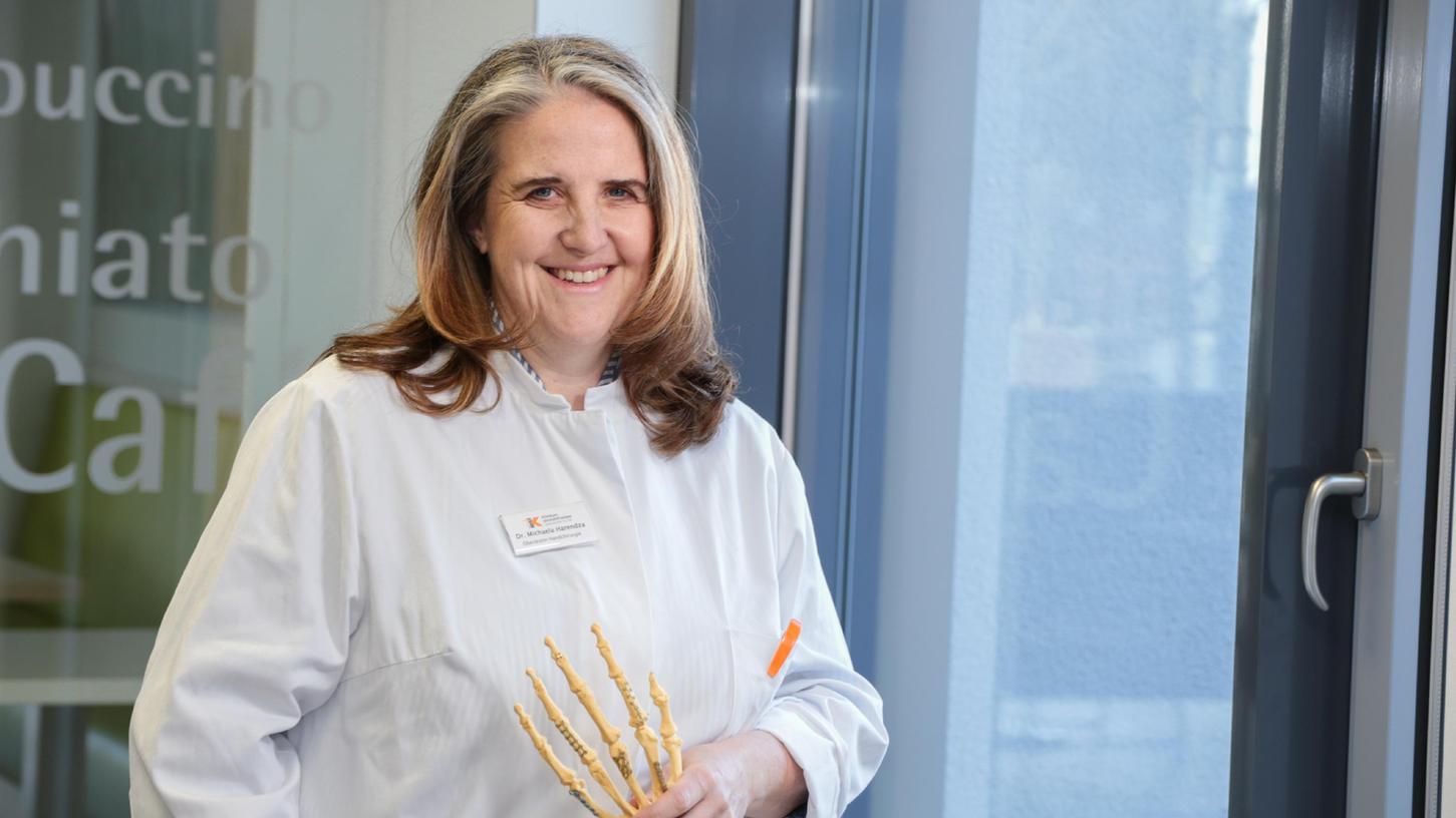 Dr. Michaela Harendza, Oberärztin der Unfallchirurgie am Klinikum Altmühlfranken Gunzenhausen, wurde mit dem Expertenzertifikat „Handchirurgie“ der Deutschen Gesellschaft für Handchirurgie ausgezeichnet. Dr. Michaela Harendza, Oberärztin der Unfallchirurgie am Klinikum Altmühlfranken Gunzenhausen, wurde mit dem Expertenzertifikat „Handchirurgie“ der Deutschen Gesellschaft für Handchirurgie ausgezeichnet.