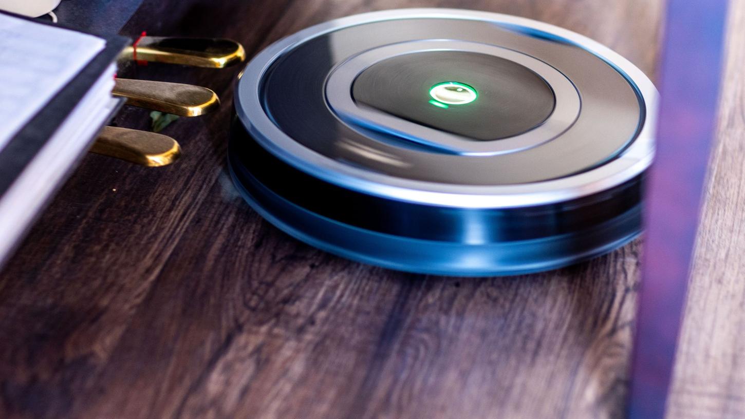 Ein Saugroboter fährt durch eine Wohnung und reinigt den Fußboden. Viele Besitzer geben den automatisch arbeitenden Haushalthilfen sogar Spitznamen. Ein Saugroboter fährt durch eine Wohnung und reinigt den Fußboden. Viele Besitzer geben den automatisch arbeitenden Haushalthilfen sogar Spitznamen.