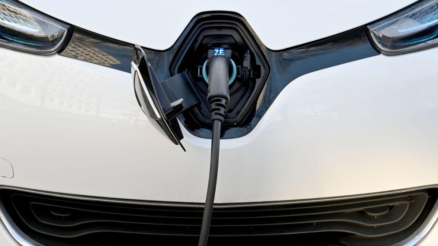 Ein Elektroauto vom Typ Renault Zoe wird an einer Ladesäule aufgeladen. Darf ein Hersteller oder Vermieter nach Vertragsende die Batterien für E-Autos per digitalem Fernzugriff sperren? Nein, lautet ein Gerichtsurteil.