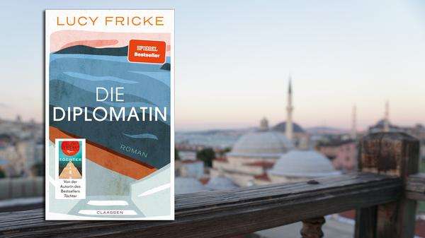 Der Name "Erdogan" fällt kein Mal, und trotzdem macht Lucy Fricke sich den autokratischen türkischen Präsidenten zum Feind. In der Türkei darf sich die deutsche Autorin (mit "Töchter" landete sie 2018 einen Heiterkeitserfolg) nach diesem Roman, der auch noch auf ein Schreibstipendium in Istanbul zurückgeht, vorerst nicht mehr blicken lassen. In "Die Diplomatin" erzählt sie anhand der Konsulin Friederike Andermann aktualitätskritisch, wie kleinteilig und auf welchem Boden der Tatsachen das Auswärtige Amt in der Welt arbeiten muss. Und dann hat die Hauptfigur auch noch ihre eigene Identitätskrise zu managen. Eine reife Leistung, auch dank des herrlich lakonischen Humors. (Claassen, 22 Euro) Isabel Lauer