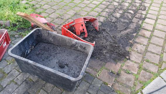 Solche Plastikboxen sind ungeeignet, um sie mit Asche zu befüllen. Solche Plastikboxen sind ungeeignet, um sie mit Asche zu befüllen.