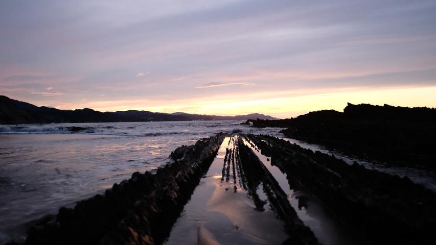 Gerade bei Sonnenuntergang gibt der Flysch ein eindrucksvolles Bild ab, wie hier am Strand Itzurun in Zumaia. Die spannende Reisereportage zu dieser Bildergalerie lesen Sie unter www.nn.de/leben/reisen
