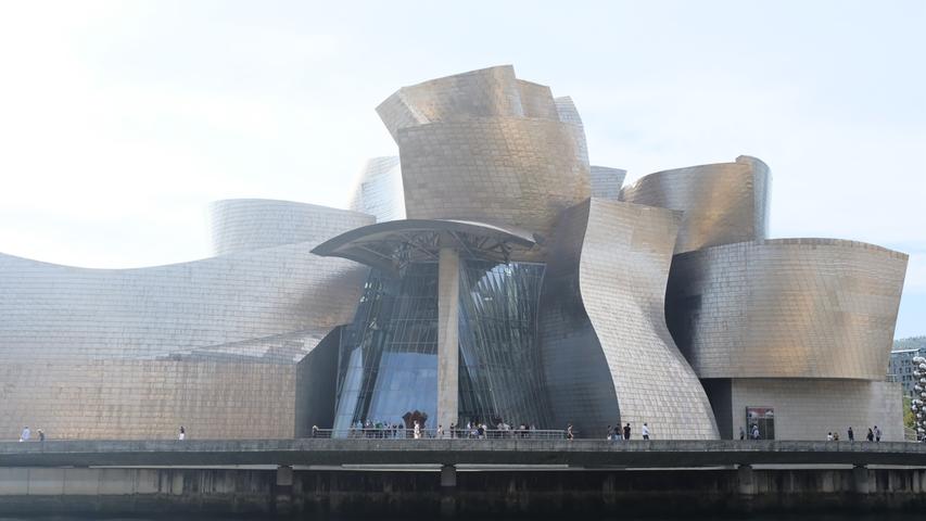 Das Guggenheim Museum feiert 2022 25-jähriges Bestehen. Architekt Frank O. Gehry schuf mit dem Koloss aus Stahl eines der avandgardistischsten Museen weltweit. Die spannende Reisereportage zu dieser Bildergalerie lesen Sie unter www.nn.de/leben/reisen