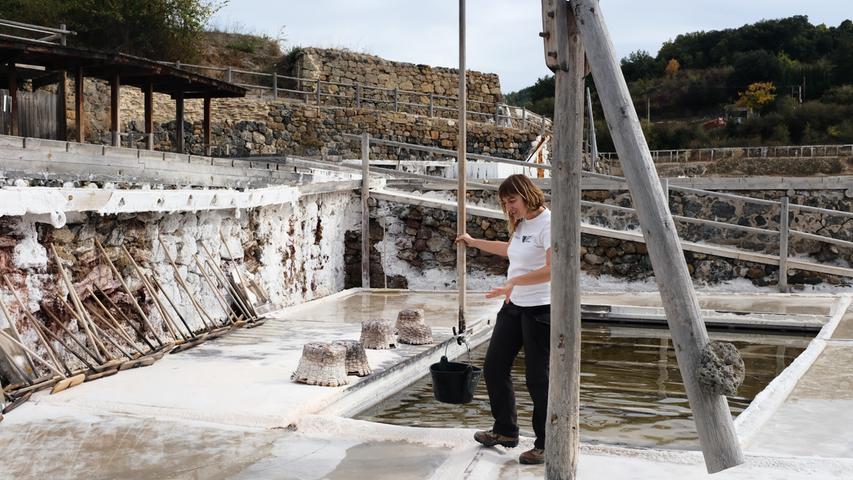 Die Salinen entstanden vor 6000 Jahren und sind bis heute ununterbrochen in Betrieb. In über 5000 Plattformen, die aus Stein, Ton und Holz terassenförmig angelegt wurden, wird Salz aus dem Wasser der nahegelegenen Salzquellen gewonnen. 
