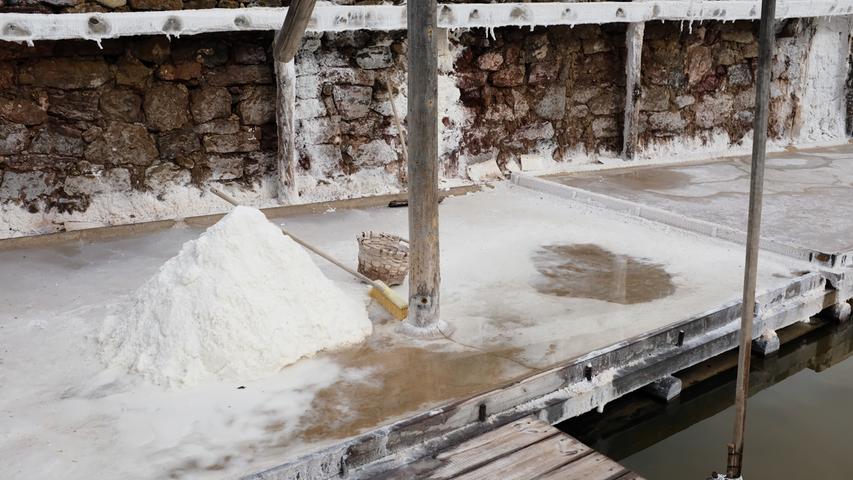 Das Wasser wird über hundert Holzkanäle ins Tal geleitet, wo es von Hand weiterverarbeitet wird. Heute zählt das Salz zu den besten auf dem Markt, die zahlreichen Michelin-Chefs aus dem Baskenland schwören darauf.