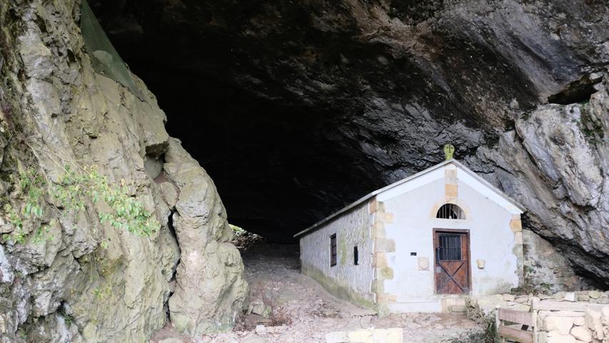 Auf der 11 Kilometer langen Strecke kommt man gegen Ende zum Tunnel von San Adrián. Er ist etwa 700 Jahre alt, 57 Meter lang und einer der bedeutendsten Punkte des alten Camino Real (Königsweges). Heute ist er einer der bekanntesten Wanderwege der Region. 