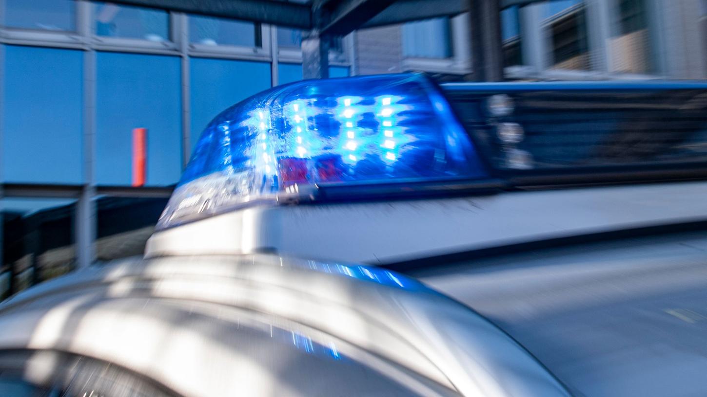 Ein Blaulicht leuchtet auf dem Dach eines Polizeiwagens Ein Blaulicht leuchtet auf dem Dach eines Polizeiwagens