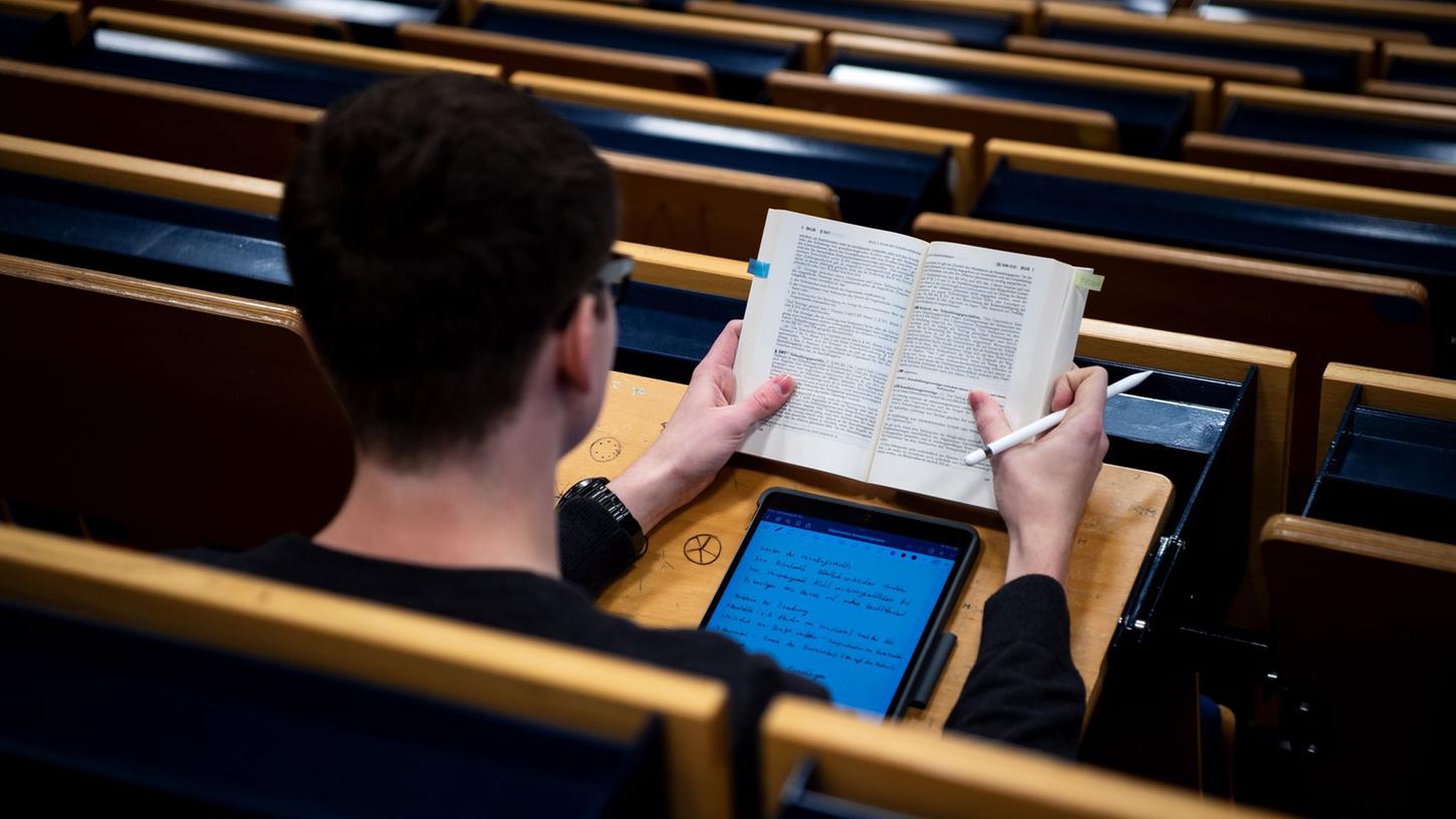 In Teilzeit in den Hörsaal? Das kann viele Vorteile haben - aber auch Nachteile mit sich bringen. In Teilzeit in den Hörsaal? Das kann viele Vorteile haben - aber auch Nachteile mit sich bringen.