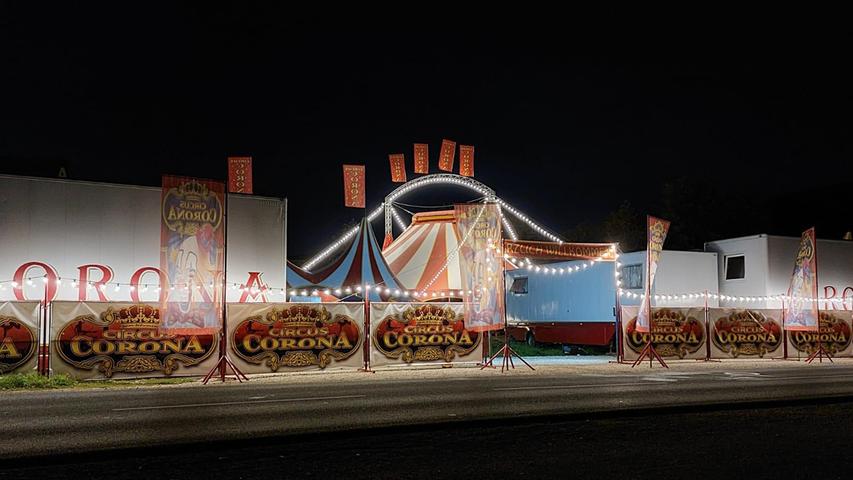 Der "Circus Corona" schlägt sein Zelt am Flugplatz auf.
