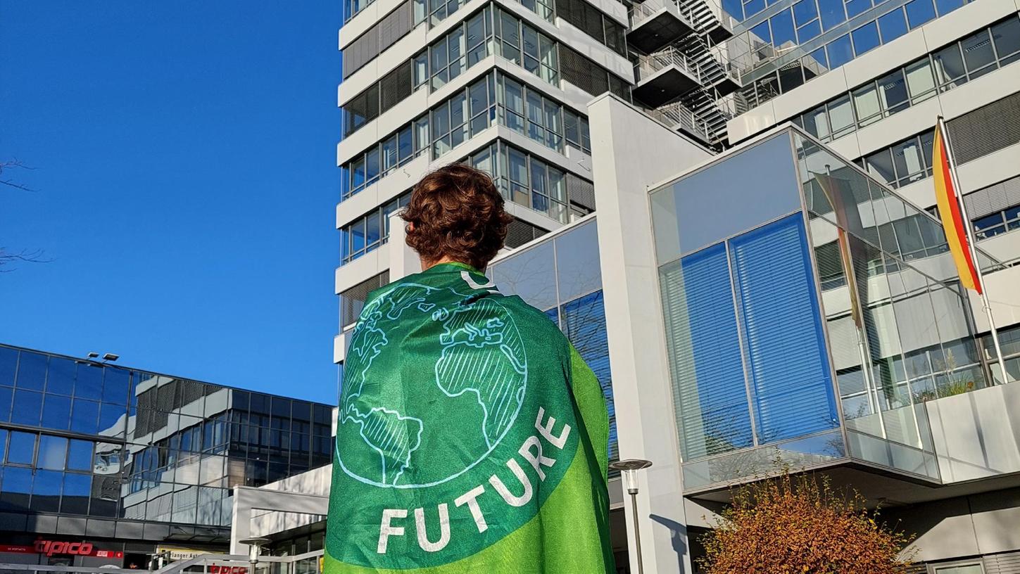 Klima-Aktivisten demonstrieren vor der Sitzung des Stadtrats vor dem Erlanger Rathaus.