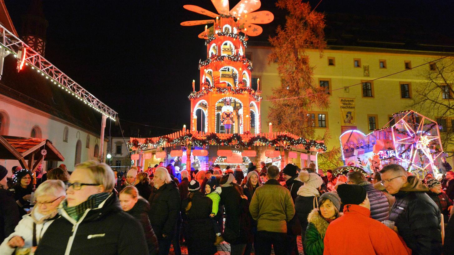 Eine Szene vom Weihnachtsmarkt 2018 in Forchheim. Heuer sind Lichtershow und Adventskalender an der Kaiserpfalz geboten.  