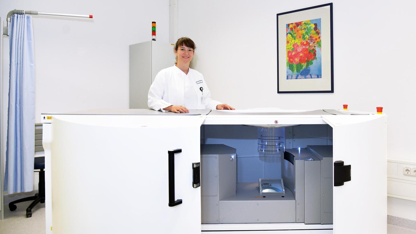 Sabine Ohlmeyer, Oberärztin am Radiologischen Institut, setzt auf ein sinnvolles Zusammenspiel unterschiedlicher Diagnostikverfahren, um Brustkrebs aufzuspüren. Das hier abgebildete CT-Gerät liefert erstklassige Bilder des Brustinneren und bietet Patientinnen größtmöglichen Komfort. Sabine Ohlmeyer, Oberärztin am Radiologischen Institut, setzt auf ein sinnvolles Zusammenspiel unterschiedlicher Diagnostikverfahren, um Brustkrebs aufzuspüren. Das hier abgebildete CT-Gerät liefert erstklassige Bilder des Brustinneren und bietet Patientinnen größtmöglichen Komfort.