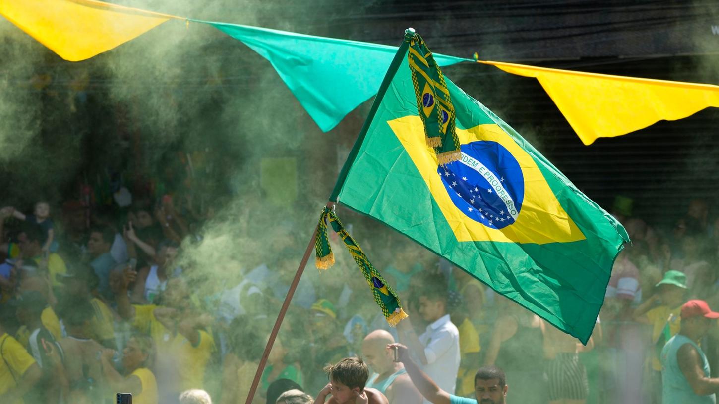 Unterstützer des brasilianischen Präsidenten Bolsonaro nehmen an einer Wahlkampfveranstaltung teil.