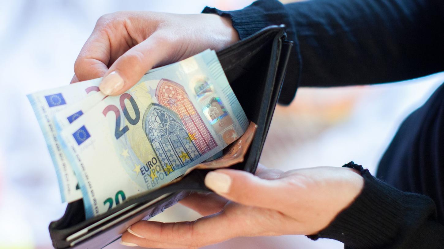 Wird das Geld bis zum Monatsende knapp? Wer immer wieder in finanzielle Engpässe gerät, sollte sich beraten lassen, statt immer neue Schulden aufzunehmen.