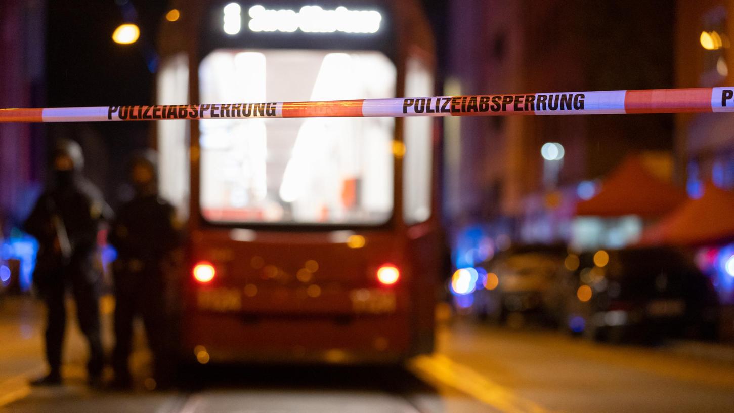 Bei einer Schießerei in Nürnberg kam am Montag ein 30-Jähriger ums Leben. Der Täter ist weiterhin auf der Flucht.