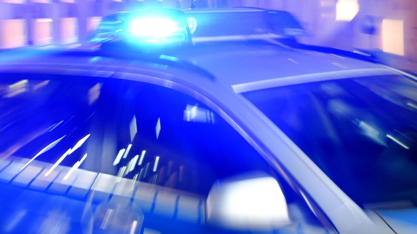 Ein Streifenwagen der Polizei mit eingeschaltetem Blaulicht (Symbolbild).