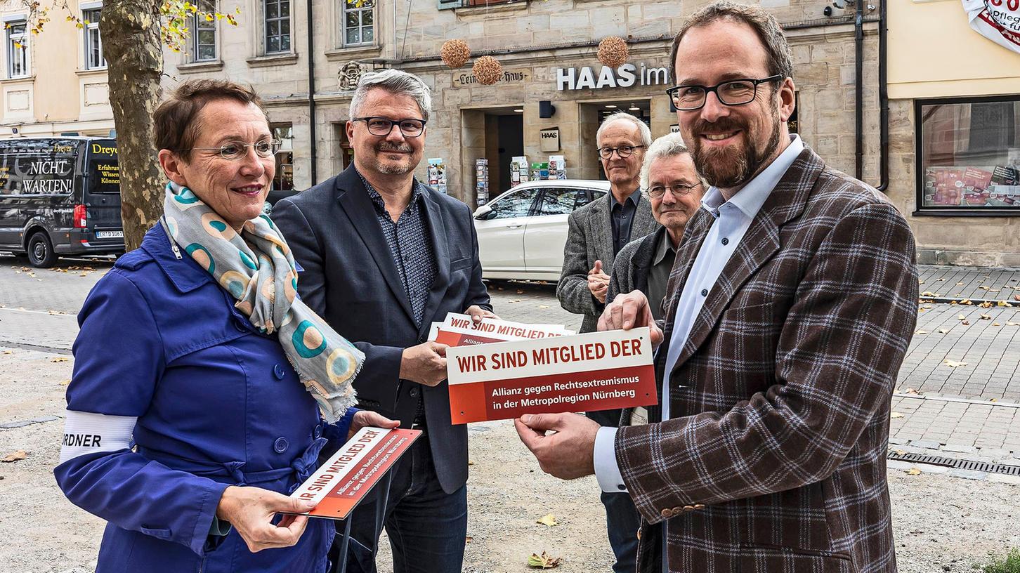 Das erste Schild der Allianz gegen Rechtsextremismus in der Metropolregion Nürnberg wurde Florian Janik überreicht, dem OB der Stadt Erlangen, die zu den Gründungsmitgliedern der Allianz zählt.