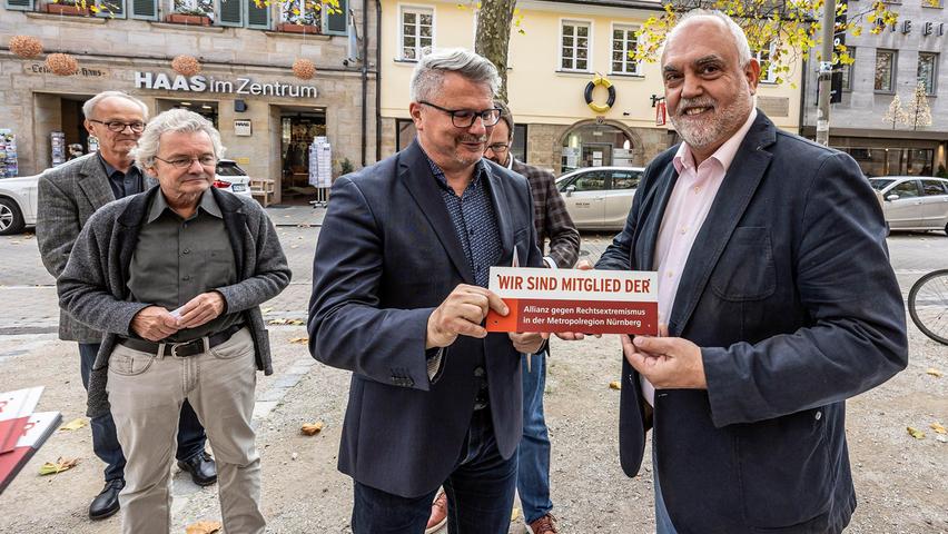 Erlangens Sozialreferent Dieter Rosner überreichte ein Schild an Georgios Halkias (re.), zweiter Bürgermeister der Stadt Herzogenaurach.