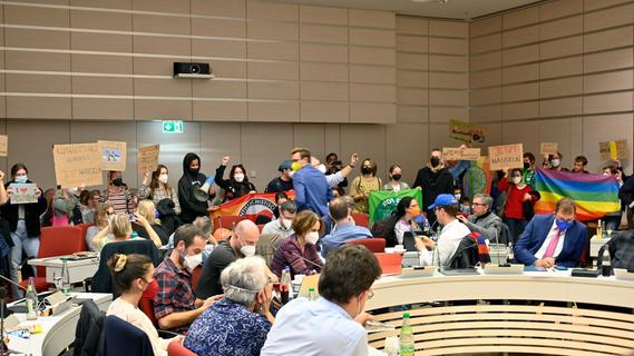Parolen und Diskussionen: So verlief die Stadtratssitzung zum "Fahrplan Klima-Aufbruch" in Erlangen