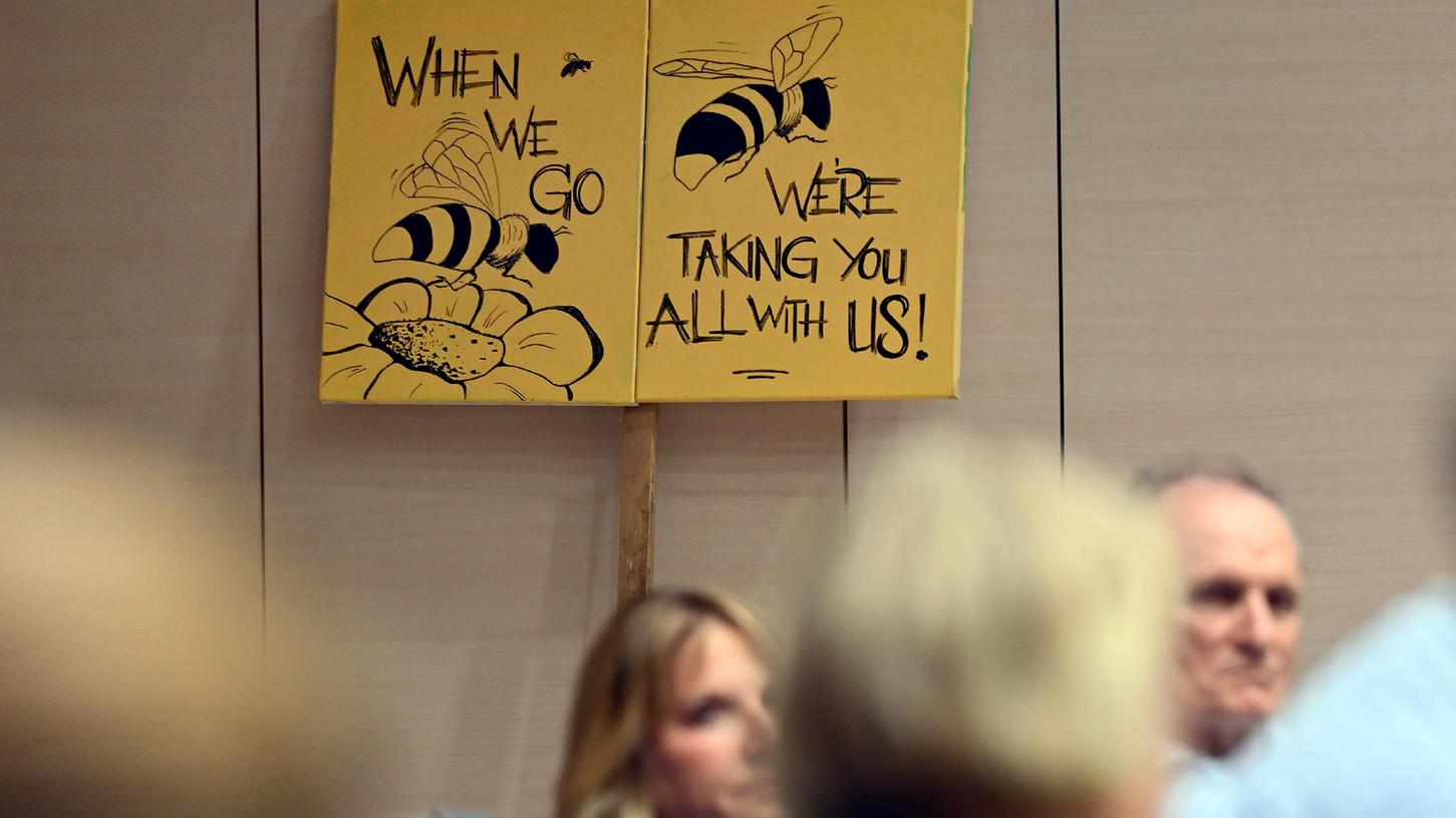 Ein Schild von Klimaaktivisten bei der Debatte zum Klima-Aufbruch im Erlanger Rathaus.
