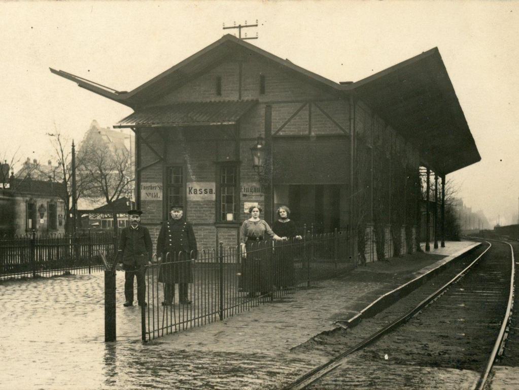 Eine seltene Aufnahme des Haltepunktes "Nürnberg-West" mit dem Stationspersonal um 1912. Der interessante Bau wurde wohl bald nach der Insolvenz abgebrochen.  