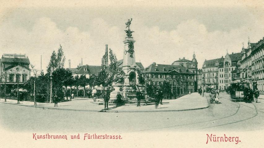 Trotz wirtschaftlicher Probleme hatte die Ludwigsbahn um 1905 in Nürnberg einen traumhaften Vorplatz von weltstädtischer Eleganz, inklusive Denkmal. Links ist das neue Stationsgebäude von 1872 zu sehen.  