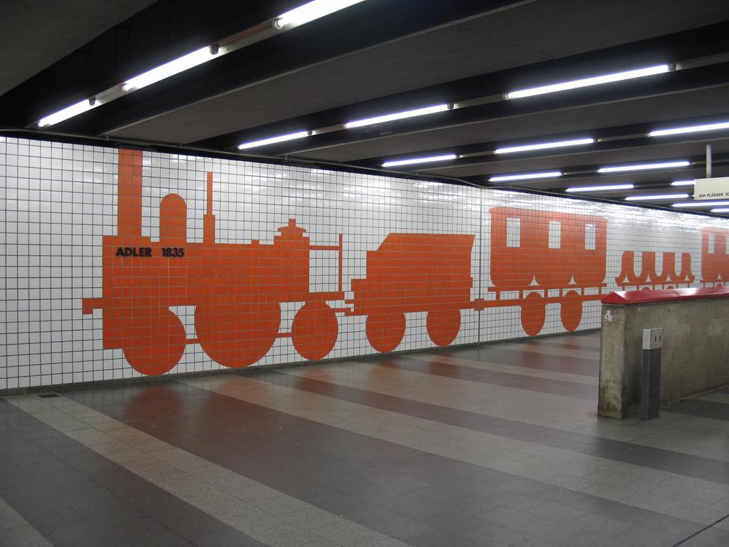 Während über der Erde alle Erinnerung an einen der ersten Eisenbahnhöfe Festlandeuropas getilgt ist, erinnert dieses Fliesenmosaik im U-Bahnhof Plärrer von 1980 an die historische Jungfernfahrt des Adlers.