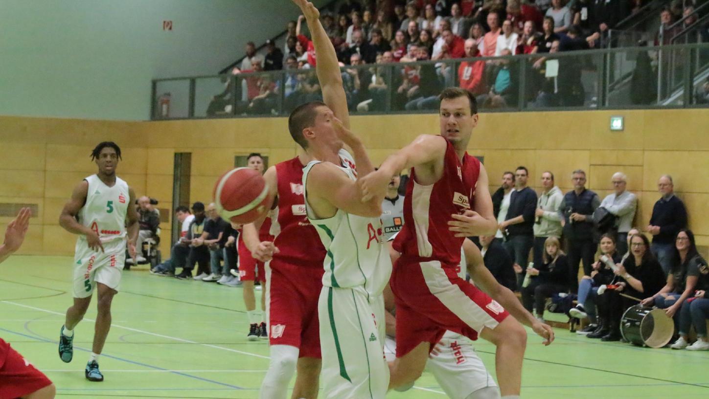 Beim umkämpften Regionalliga-Derby in Ansbach steuerte Florian Beierlein (rechts) letzten Samstag noch starke 19 Punkte bei. Tags darauf verletzte er sich beim A-Klassen-Fußball für den VfL und fällt nun wohl zwei bis vier Wochen aus. Beim umkämpften Regionalliga-Derby in Ansbach steuerte Florian Beierlein (rechts) letzten Samstag noch starke 19 Punkte bei. Tags darauf verletzte er sich beim A-Klassen-Fußball für den VfL und fällt nun wohl zwei bis vier Wochen aus.