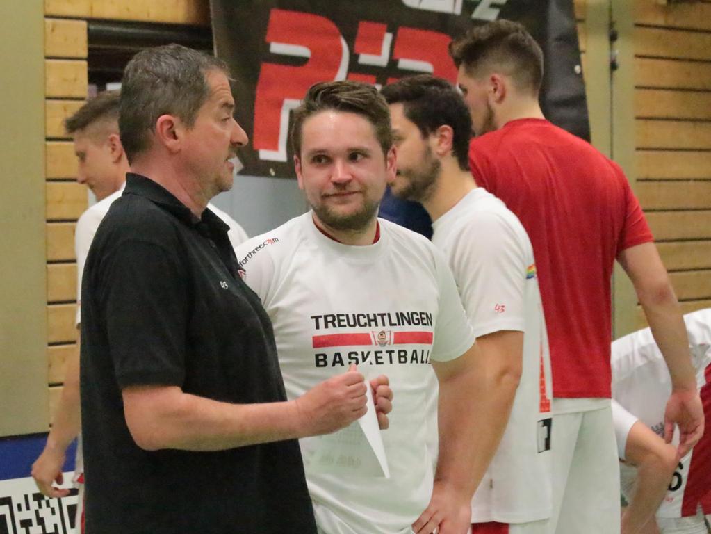 VfL-Trainer Stephan Harlander (li.) freut sich auf das Wiedersehen mit Arne Stecher (re.), der als hauptamtlicher Jugendtrainer in Vilsbiburg arbeitet und zudem in der dortigen "Ersten" spielt. VfL-Trainer Stephan Harlander (li.) freut sich auf das Wiedersehen mit Arne Stecher (re.), der als hauptamtlicher Jugendtrainer in Vilsbiburg arbeitet und zudem in der dortigen "Ersten" spielt.