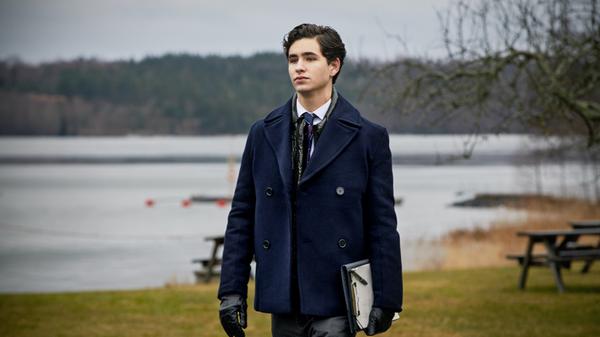 Am 1. November erscheinen neue Folgen der schwedischen Coming-of-Age-Serie "Young Royals". In der Netflix-Reihe geht es um Prinz Wilhelm, Sohn der Königin, der auf einem renommierten Internat seinen Platz im Leben sucht.