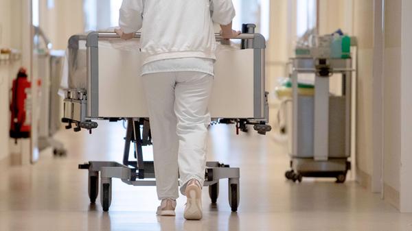Im Mai kommenden Jahres steigen im Pflegesektor die Löhne: Pflegehilfskräfte erhalten dann 13,90 Euro (vorher: 13,70 Euro), qualifizierte Pflegehilfskräfte 14,90 Euro (vorher: 14,60 Euro) und Pflegefachkräfte 17,65 Euro (vorher 17,10 Euro). Eine weitere Erhöhung erfolgt im Dezember 2023: Pflegehilfskräfte 14,15 Euro, qualifizierte Pflegehilfskräfte 15,25 Euro und Pflegefachkräfte 18,25 Euro.