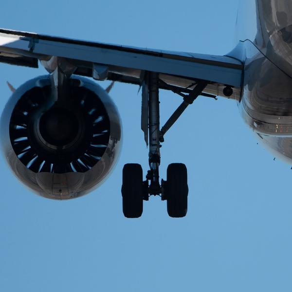 Toter in Fahrwerkschacht in Flugzeug
