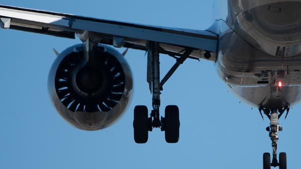 Toter in Fahrwerkschacht in Flugzeug