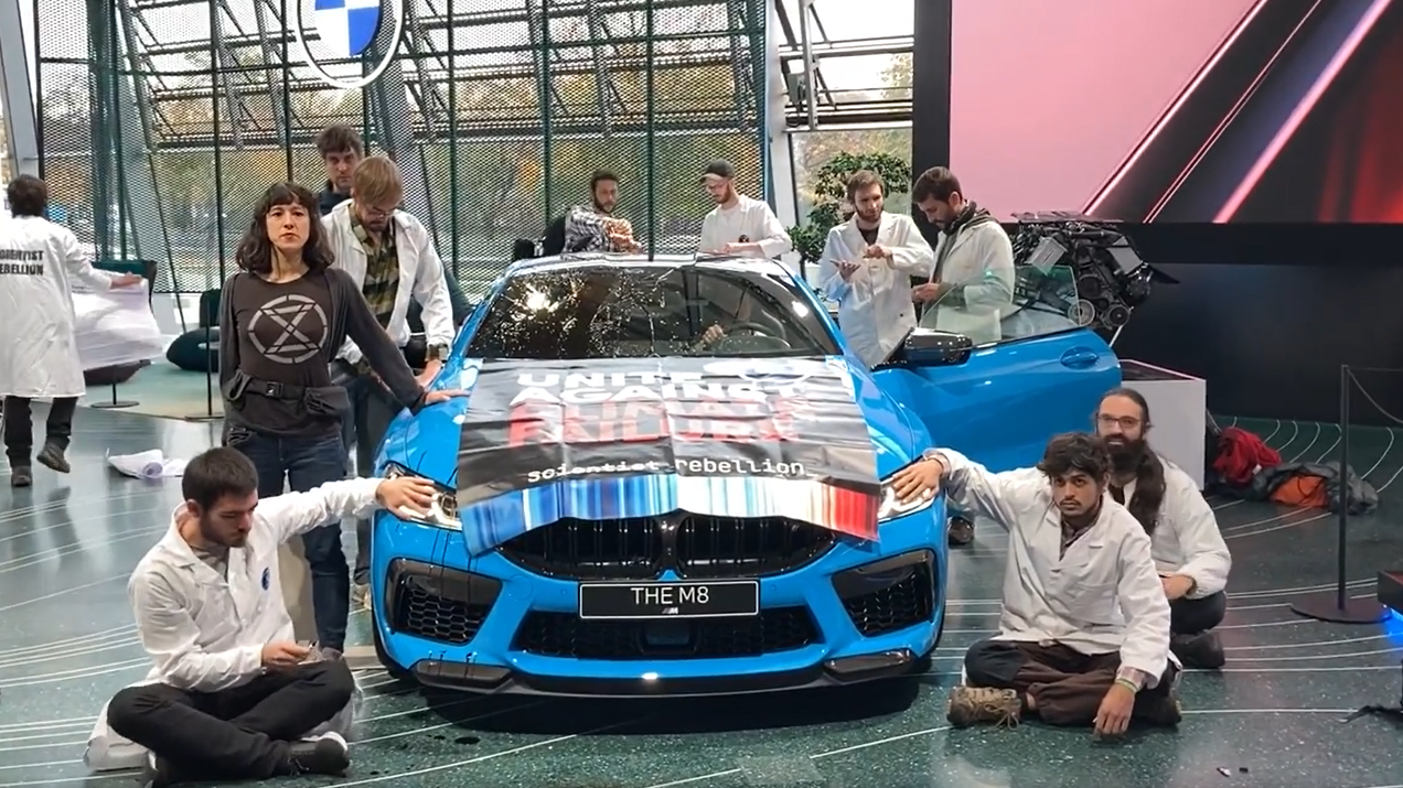 Mehrere Mitglieder von "Scientist Rebellion" klebten sich in einem Showroom von BMW in München an ein besonders PS-starkes Auto des Herstellers und forderten die "sofortige Dekarbonisierung des Transportsektors". Es war die vierte Aktion der Klima-Aktivisten innerhalb einer Woche.