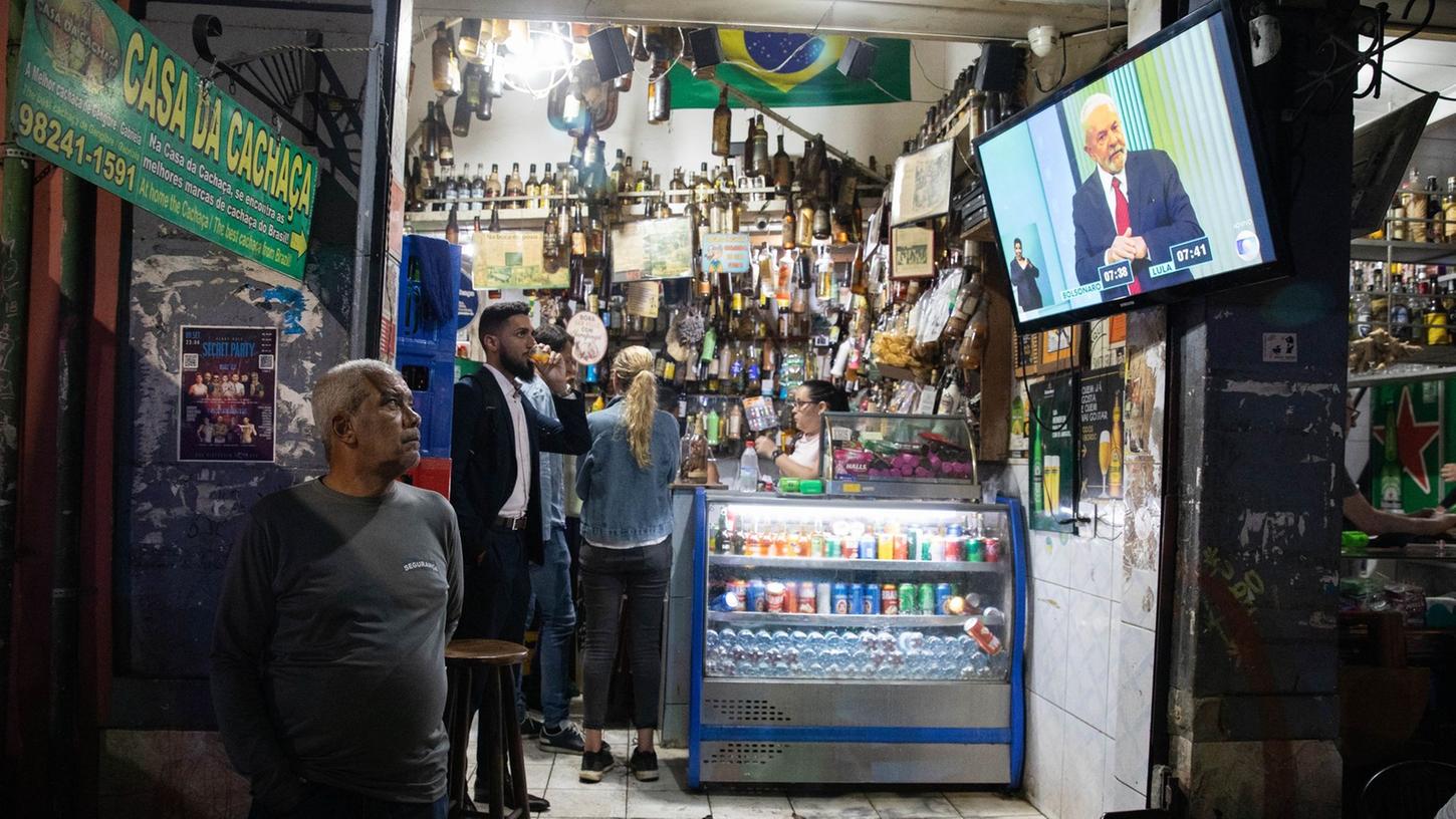 In einer Bar in Rio de Janeiro im Stadtviertel Lapa läuft die letzte TV-Debatte zwischen den beiden Präsidentschaftskandidaten.