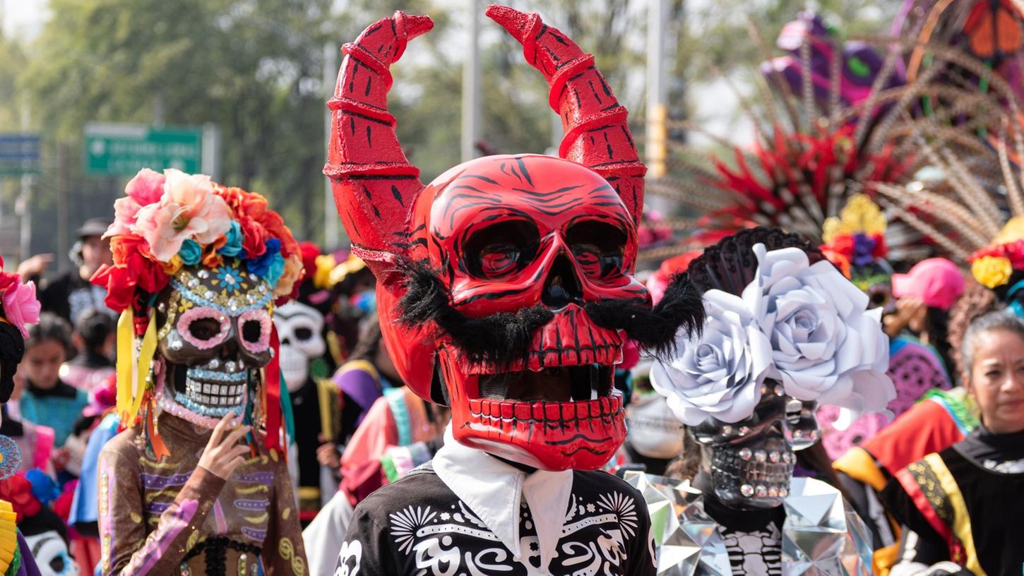 Bemalte und verzierte Pappfiguren bei der  Parade zum Tag der Toten in Mexiko-Stadt.