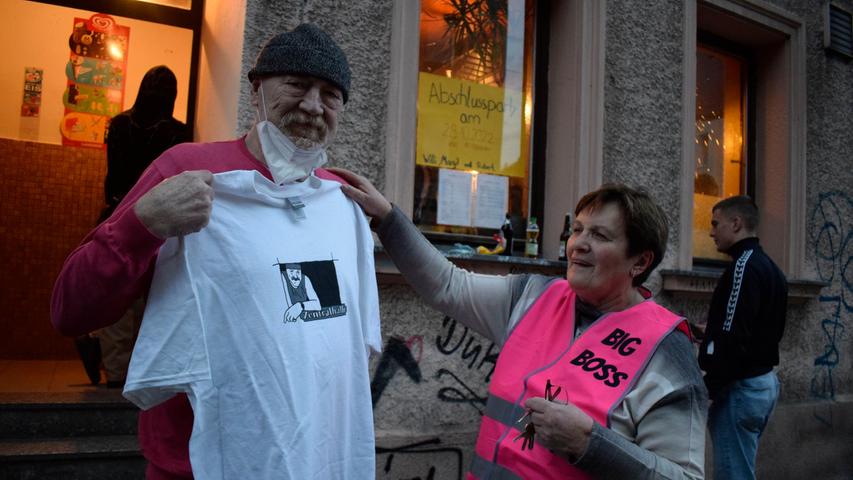 Das Wirte-Ehepaar Willi Pröll (70) und Margit Seifert (71): Von Fans bekam Will ein T-Shirt mit dem Aufdruck „Zentralhalle“ zum Abschied geschenkt.