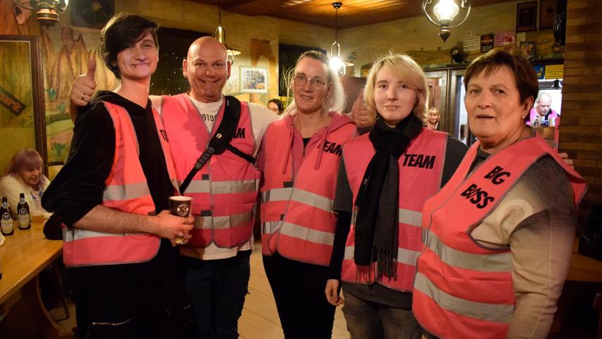 Margit Seifert („Big Boss“) und ihr Team trugen an dem Abend rosafarbene Westen. 