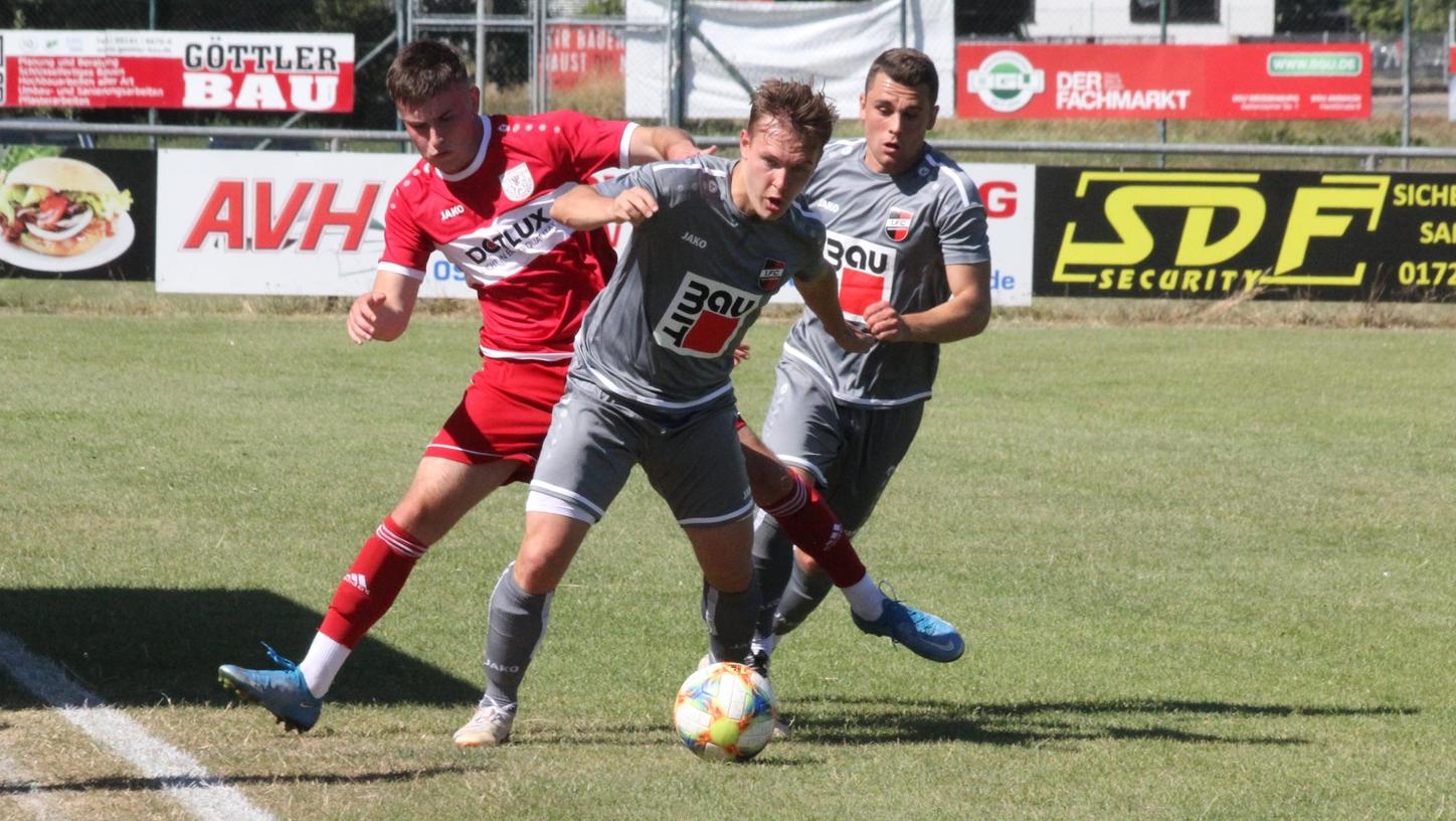 Wie schon im Hinspiel (unser Bild) so erzielte Tom Vierke (links) auch beim Rückspiel gegen Sonthofen das Weißenburger 1:0. Gab es im Juli noch eine 1:3-Niederlage, so reichte der Treffer diesmal zu einem 1:1 gegen das Topteam aus dem Allgäu. Wie schon im Hinspiel (unser Bild) so erzielte Tom Vierke (links) auch beim Rückspiel gegen Sonthofen das Weißenburger 1:0. Gab es im Juli noch eine 1:3-Niederlage, so reichte der Treffer diesmal zu einem 1:1 gegen das Topteam aus dem Allgäu.