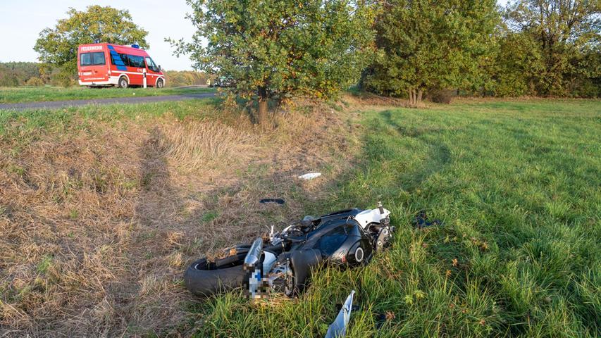 Der Motorradfahrer stürzte in eine Wiese am Straßenrand und wurde schwer verletzt.