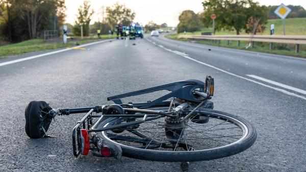 Fahrrad nach Kollision mit Motorrad völlig zerstört: Fahrradfahrer wie durch ein Wunder nur leicht verletzt