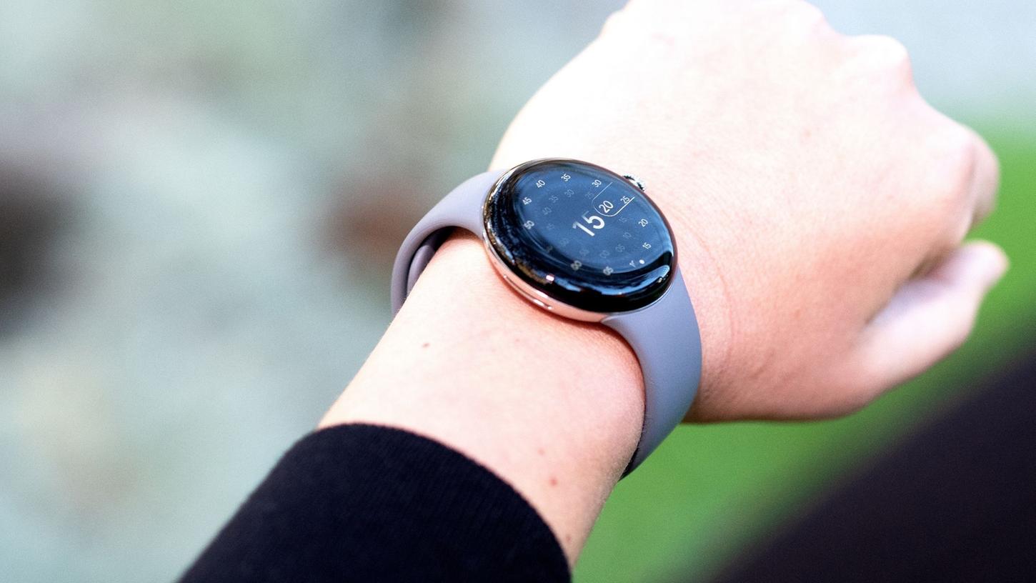 Anprobe sinnvoll: Im Vergleich zu anderen Smartwatches kann die Pixel Watch je nach Handgelenk relativ zierlich erscheinen.