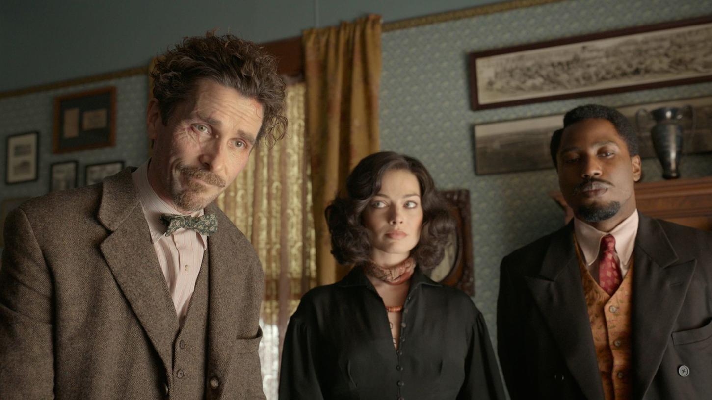 Christian Bale (links), Margot Robbie und John David Washington in "Amsterdam". Christian Bale (links), Margot Robbie und John David Washington in "Amsterdam".