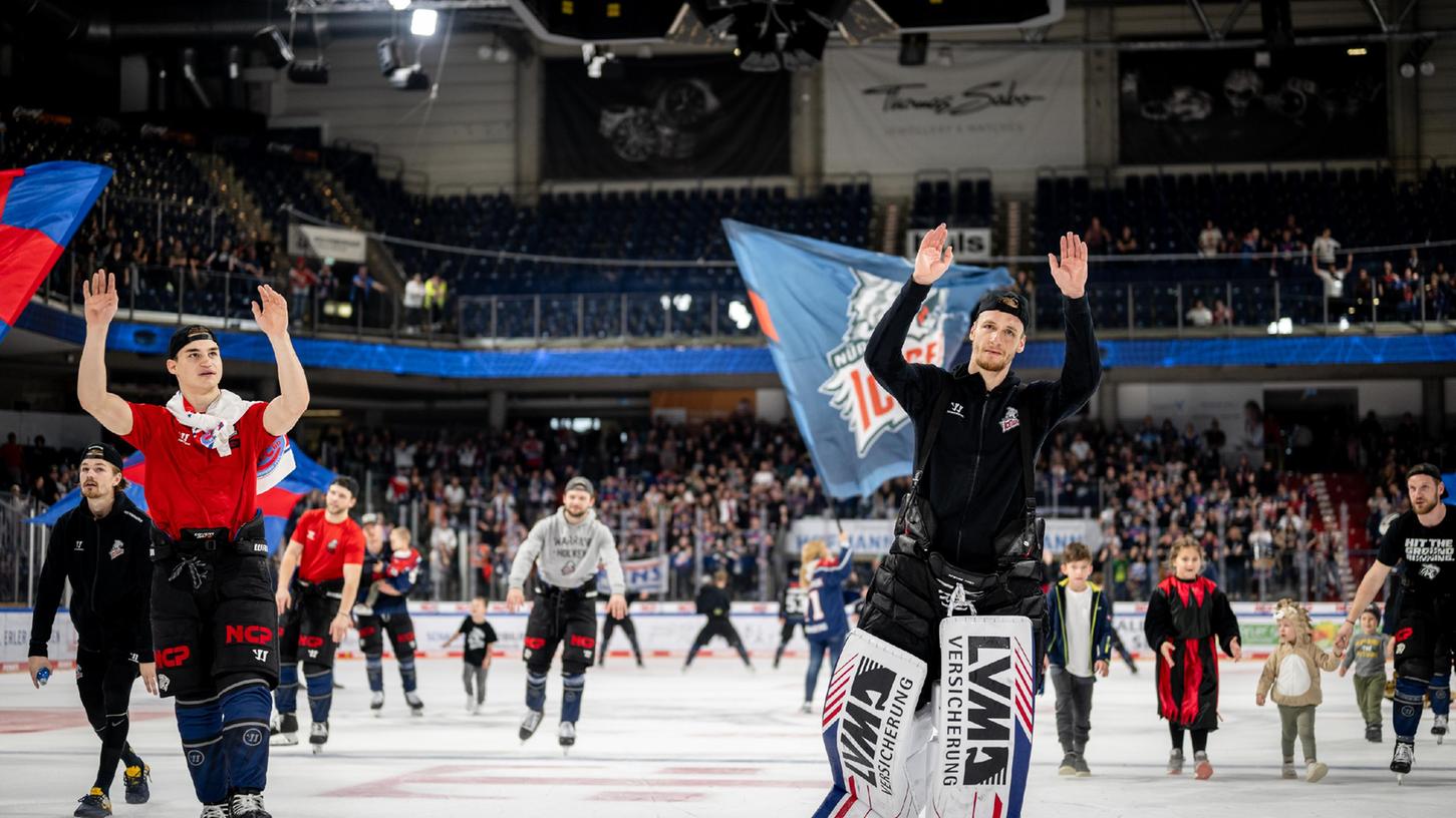 Hoch die Hände: Die Ice Tigers feierten ihren Sieg gegen Mannheim angemessen
